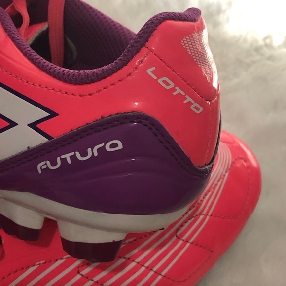 - Girls Pink Futura Soccer Shoes. Size 8 - Picture 3 of 4